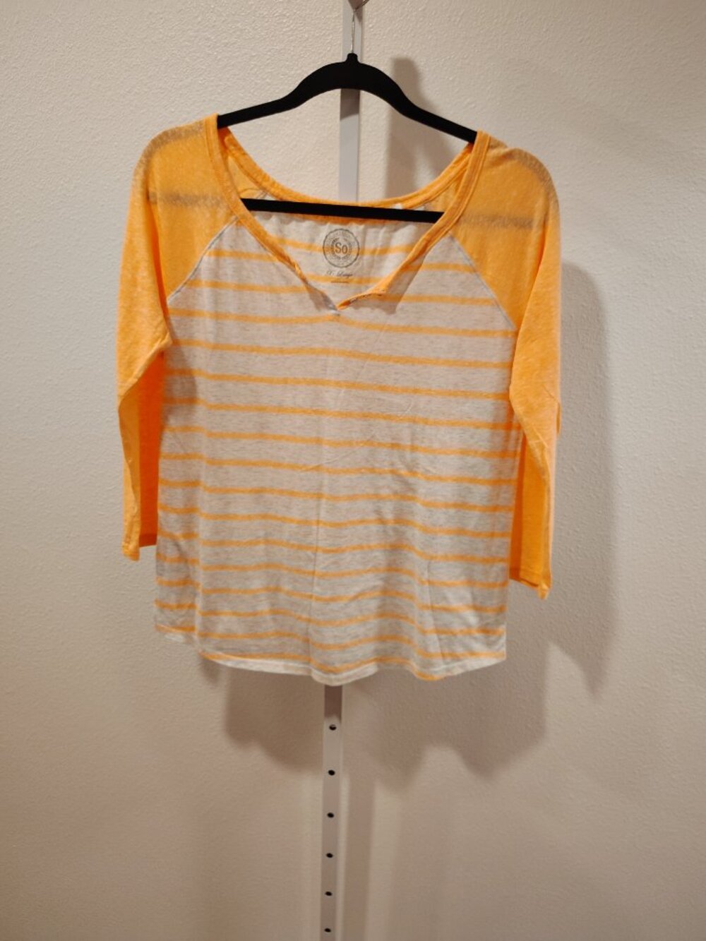 SO Junior's 3/4 Sleeve Top Size XL Stripes Neon Orange Gray Henley Neck Y2K - Picture 5 of 10